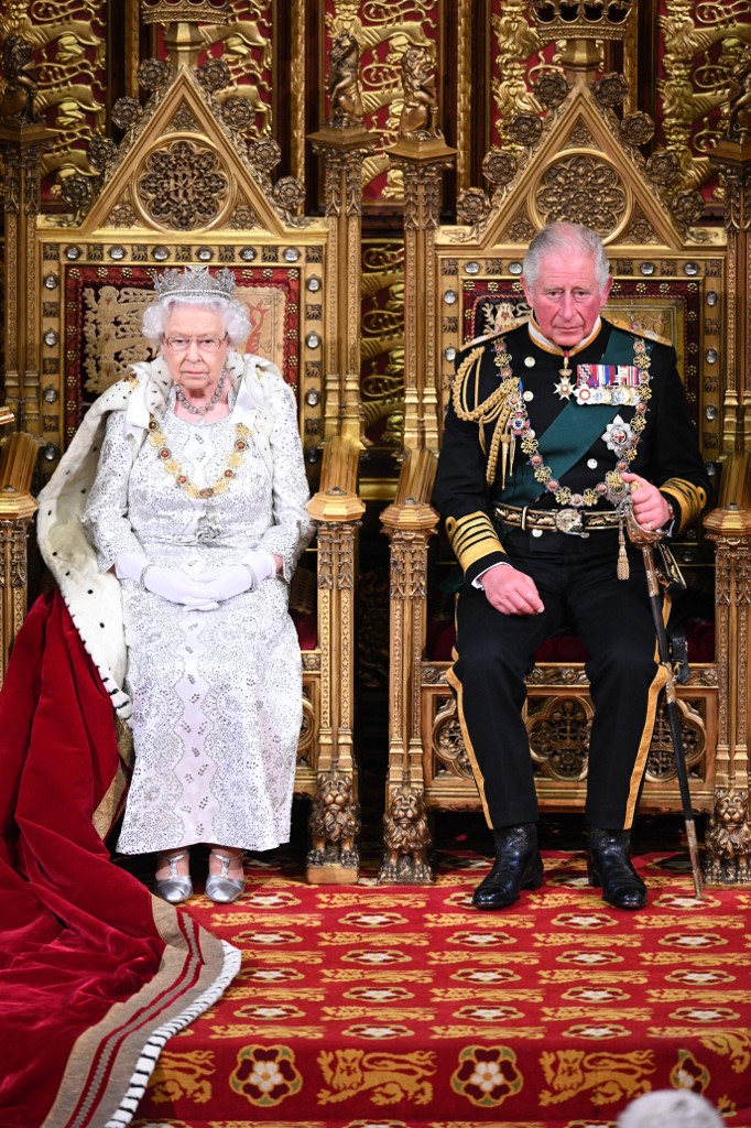 الملكة إليزابيث الثانية لا تستطيع التنازل عن العرش