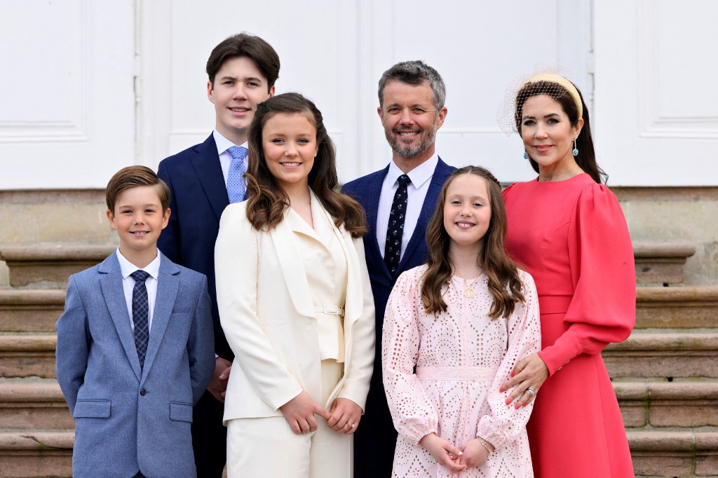 الأمير فريدريك ولي عهد الدنمارك والأميرة ماري مع أولادهما
