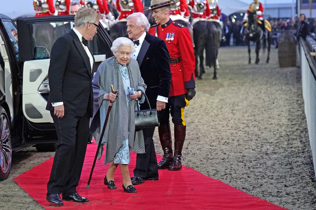 ملكة بريطانيا تستخدم عصا المشي بعد تدهور صحتها