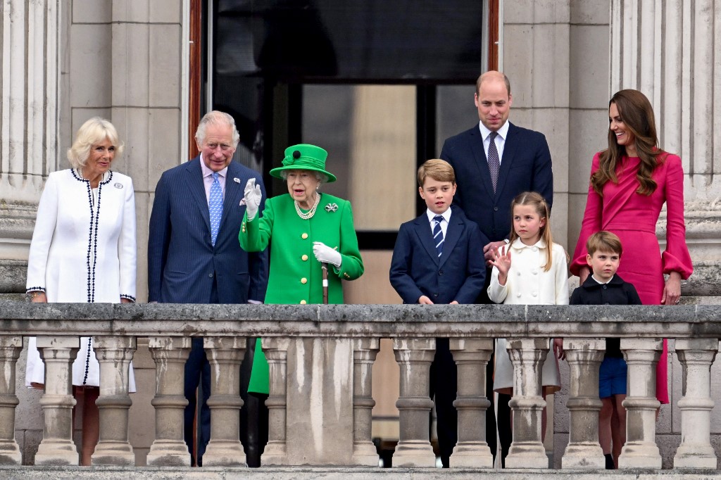 الملكة إليزابيث الثانية ملكة بريطانيا في احتفالات اليوبيل البلاتيني