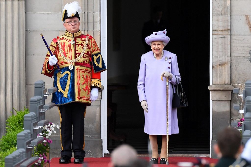 من هم أفراد العائلة المالكة البريطانية الذين لا يمتلكون حراس طوال الوقت؟
