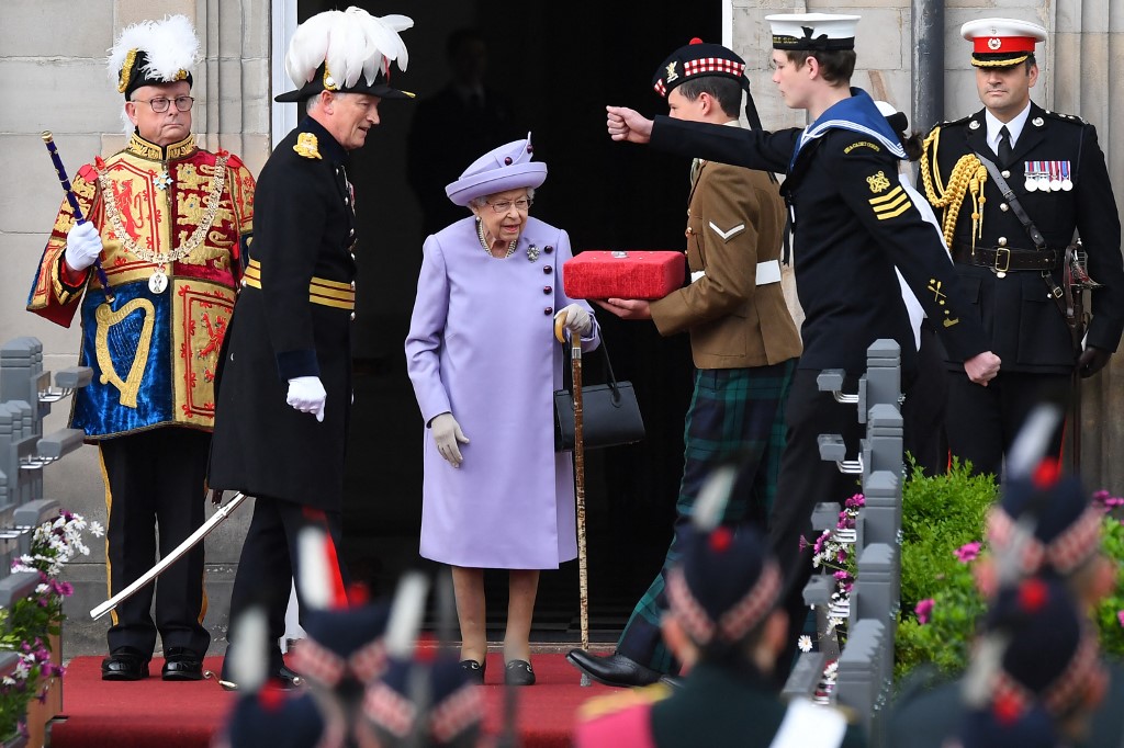 الملكة إليزابيث الثانية تصل إلى اسكتلندا اليوم