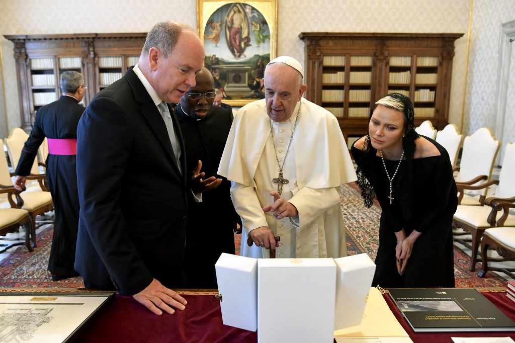الأمير ألبرت والأميرة شارلين في لقاء خاص مع بابا الفاتيكان