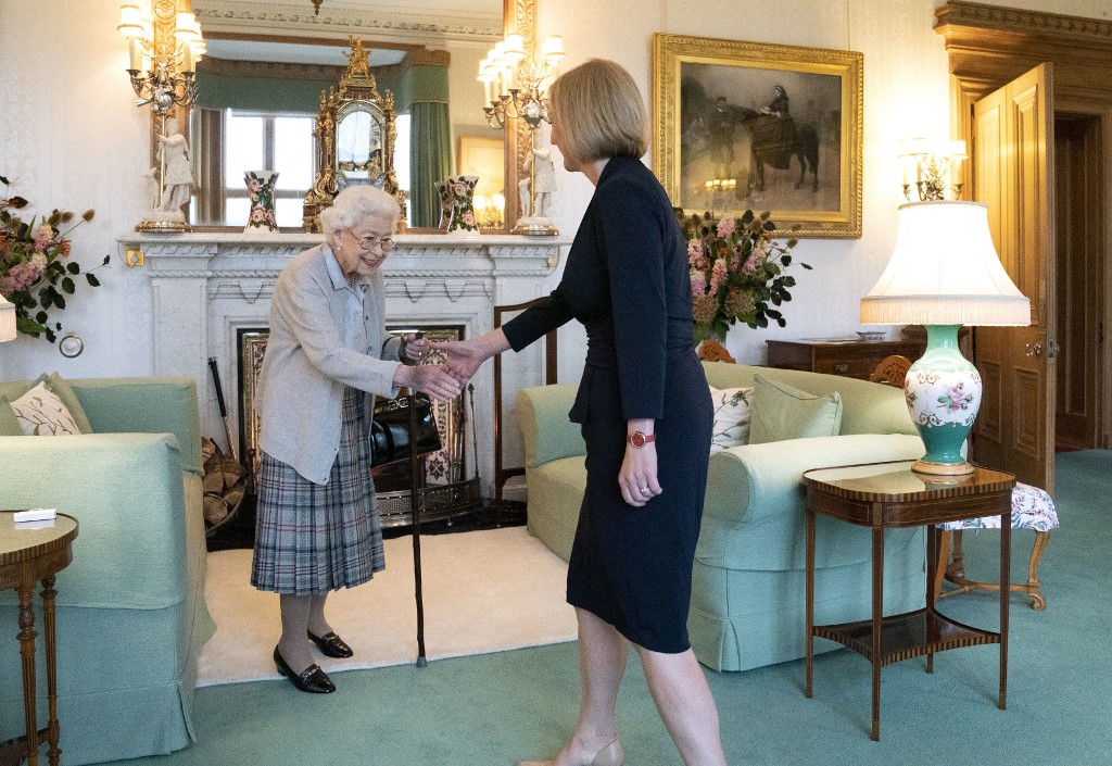 الملكة إليزابيث الراحلة مع ليز تراس رئيسة وزراء بريطانيا الجديدة