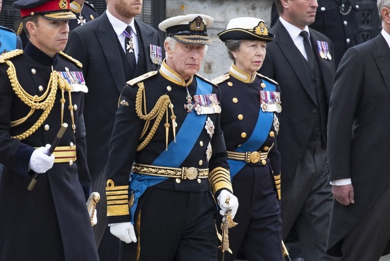 القصر الملكي أعلن أن مثل هذه الزي الرسمي لن يتم ارتداؤها إلا في الجنازة من أفراد عاملين من العائلة المالكة 