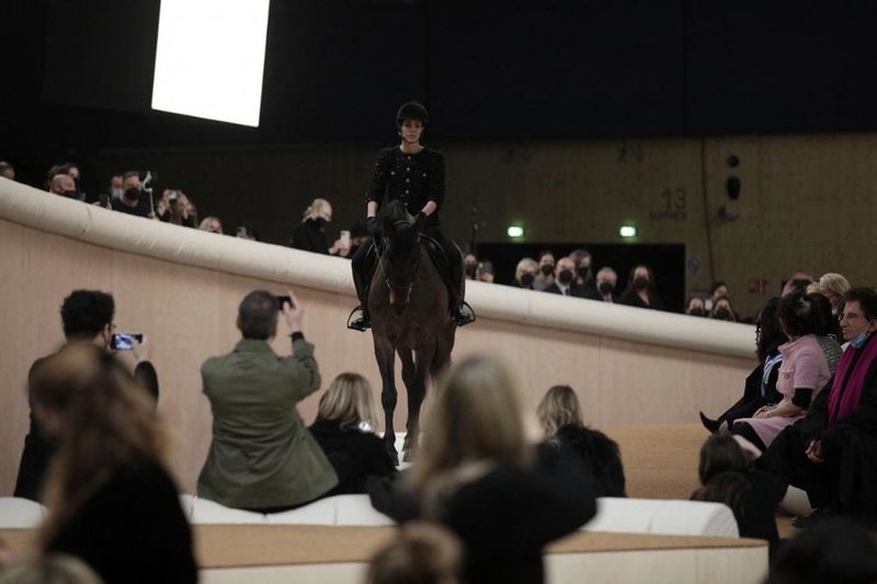 شارلوت كاسيراغي تظهر على حصان في عرض أزياء شانيل Chanel