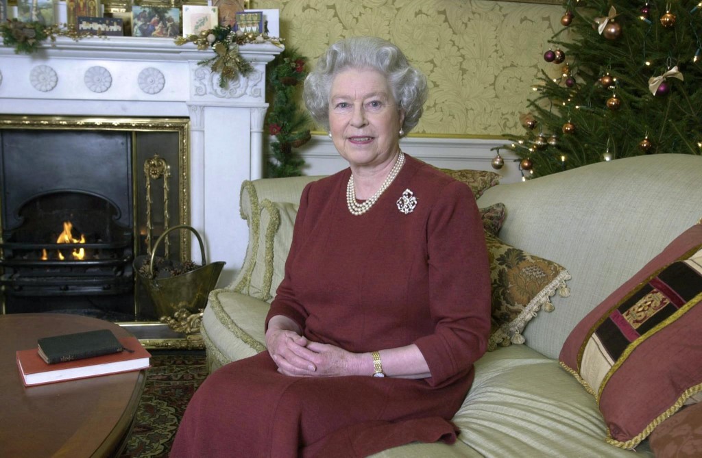 الملكة إليزابيث الثانية ترتدي بروش The Pearl Trefoil Brooch في خطاب نهاية العام لعام 2000