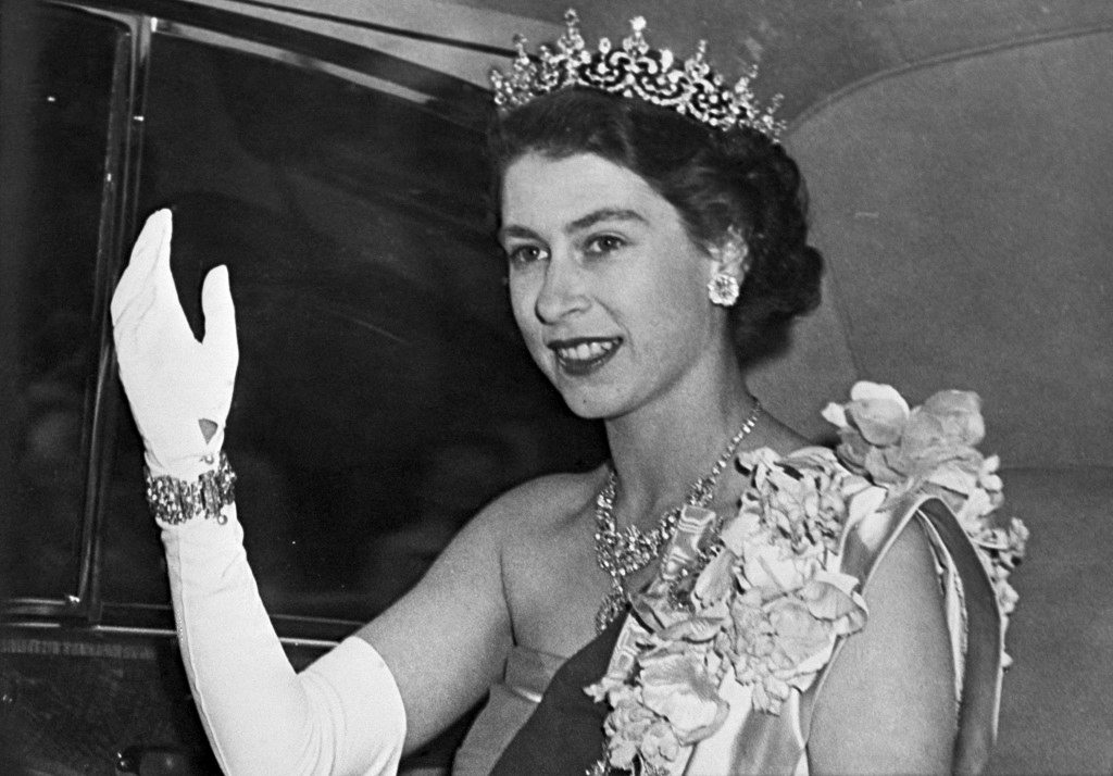  أفخم مجوهرات الملكة إليزابيث الثانية الخالدة في عيدها الـ 96.