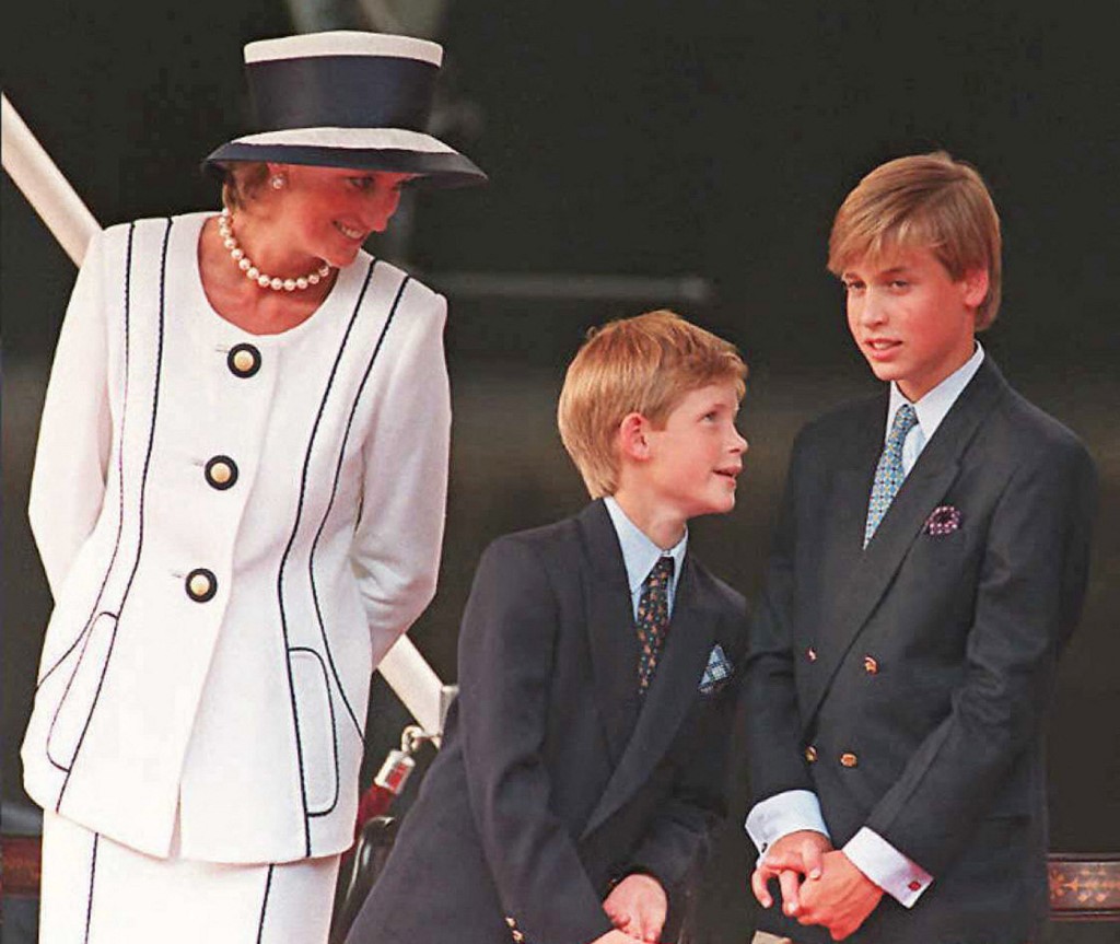 الأمير ويليام مع والدته الراحلة الأميرة ديانا وشقيقه الأصغر الأمير هاري
