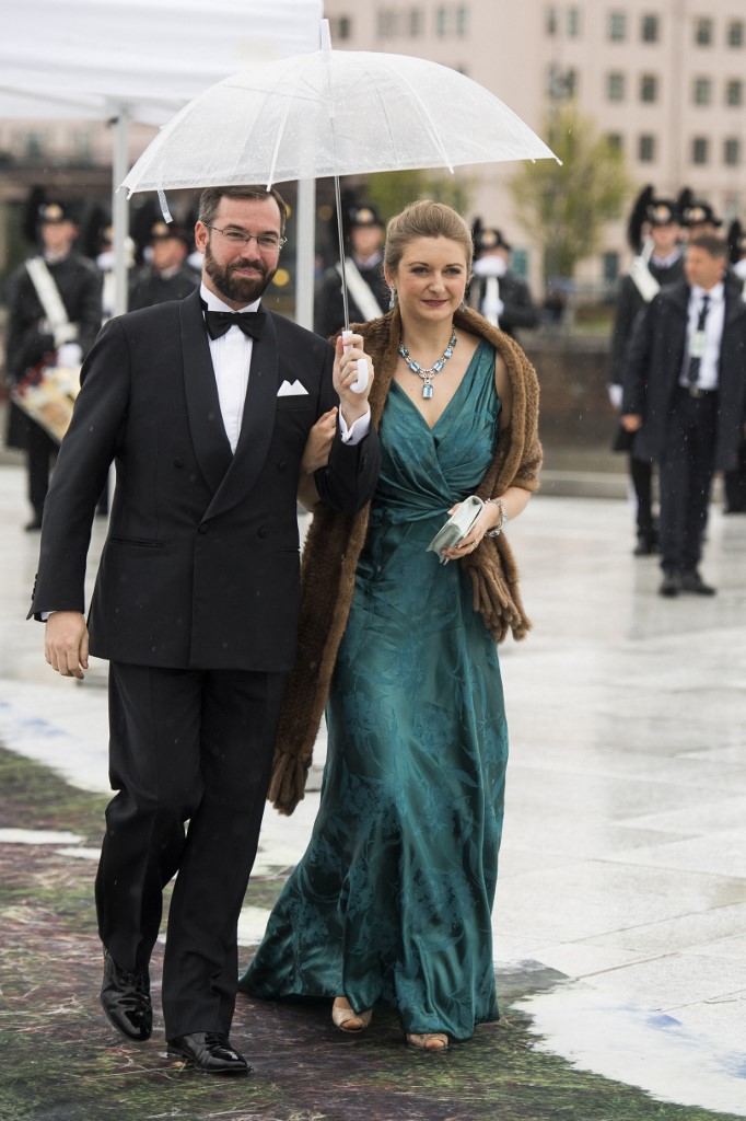 الأميرة ستيفاني زوجة ولي عهد لوكسمبورغ ترتدي طاقم The Luxembourg Aquamarine Bandeau المرصع بحجر الأكوامارين