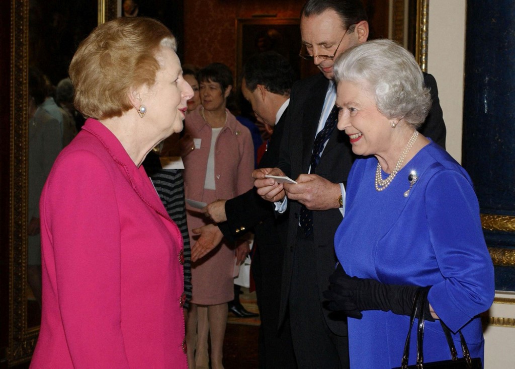 الملكة إليزابيث الثانية مع رئيسة وزرائها مارغريت تاتشر