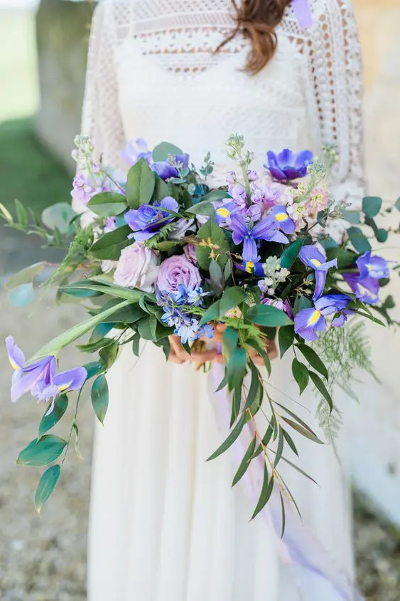  باقة زهور غير تقليدية لحفل زفافك استخدمي زهور الداليا الأرجوانية