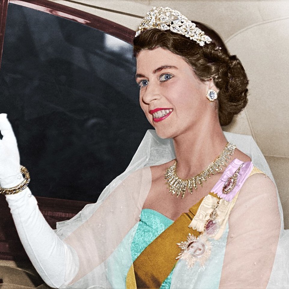 الملكة إليزابيث الثانية ترتدي التاج الأصلي الذي أهده لها الملك نظام بمناسبة زفافها