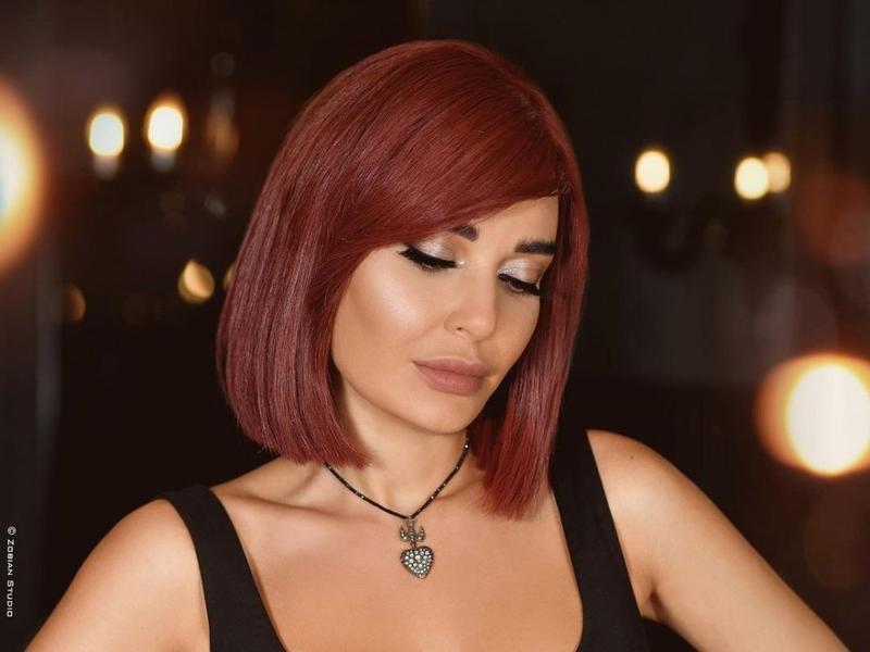 Cyrine Abdel Nour z rudymi włosami - zdjęcie z jej konta na Instagramie