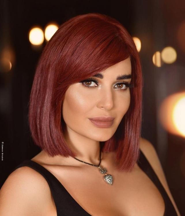 Cyrine Abdel Nour z rudymi włosami
