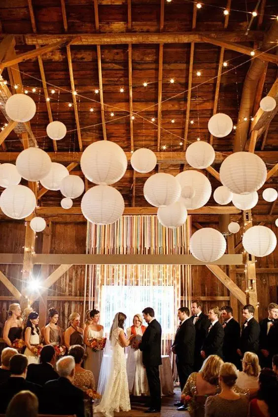 استخدام الفوانيس الورقية البيضاء أو ذات الألوان المحايدة فقط في زفافك