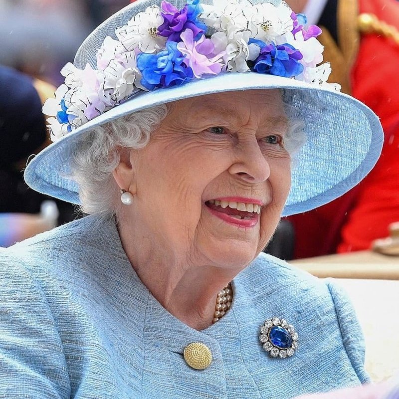 الملكة إليزابيث الثانية ملكة بريطانيا الراحلة ترتدي أقراط اللؤلؤ المفضلة لديها