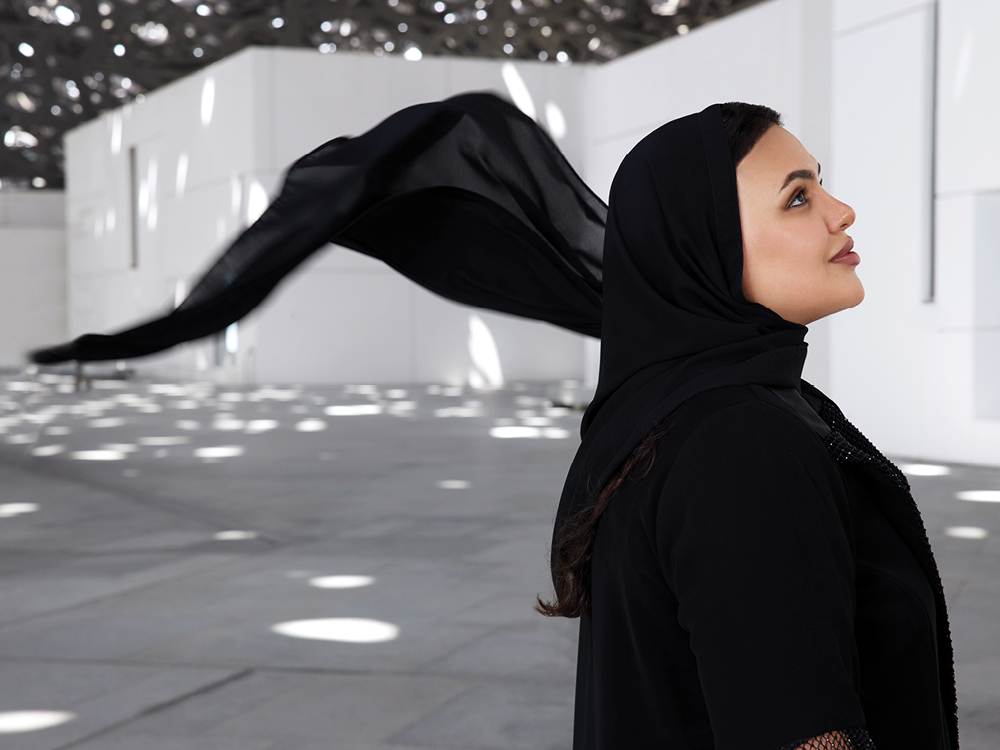 أماليا بالجافلة فنانة تشكيلية: "أم الإمارات" هي قدوتي ومصدر إلهامي
