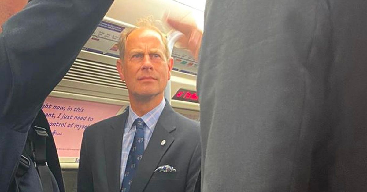 الأمير إدوارد يفاجئ الجميع باستخدامه مترو الأنفاق في التنقل