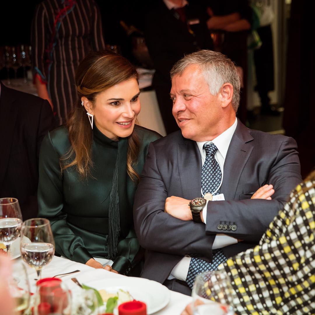 الملكة رانيا تختار أقراط ماسية مثلثة من تصميم رالف المصري للمجوهرات
