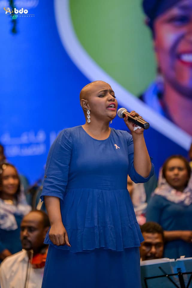 الفنانة منى مجدي تتحدى السرطان بالغناء ومساندة الأطفال
