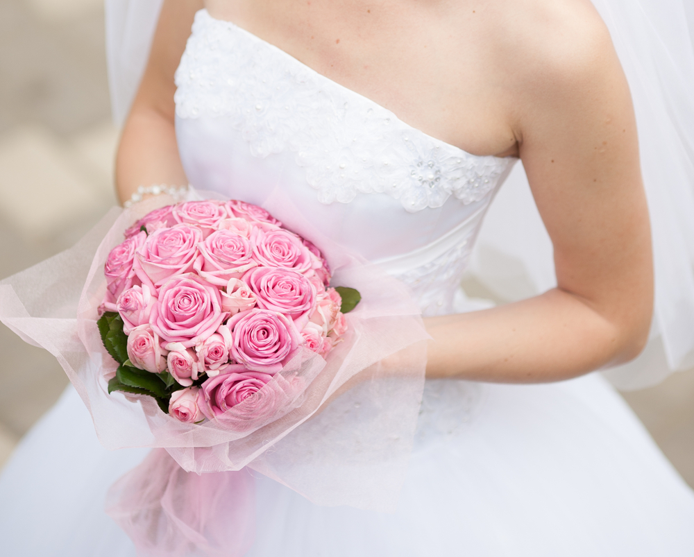احرصي على أن تحمل باقة زهور حفل زفافك لمسات شخصية