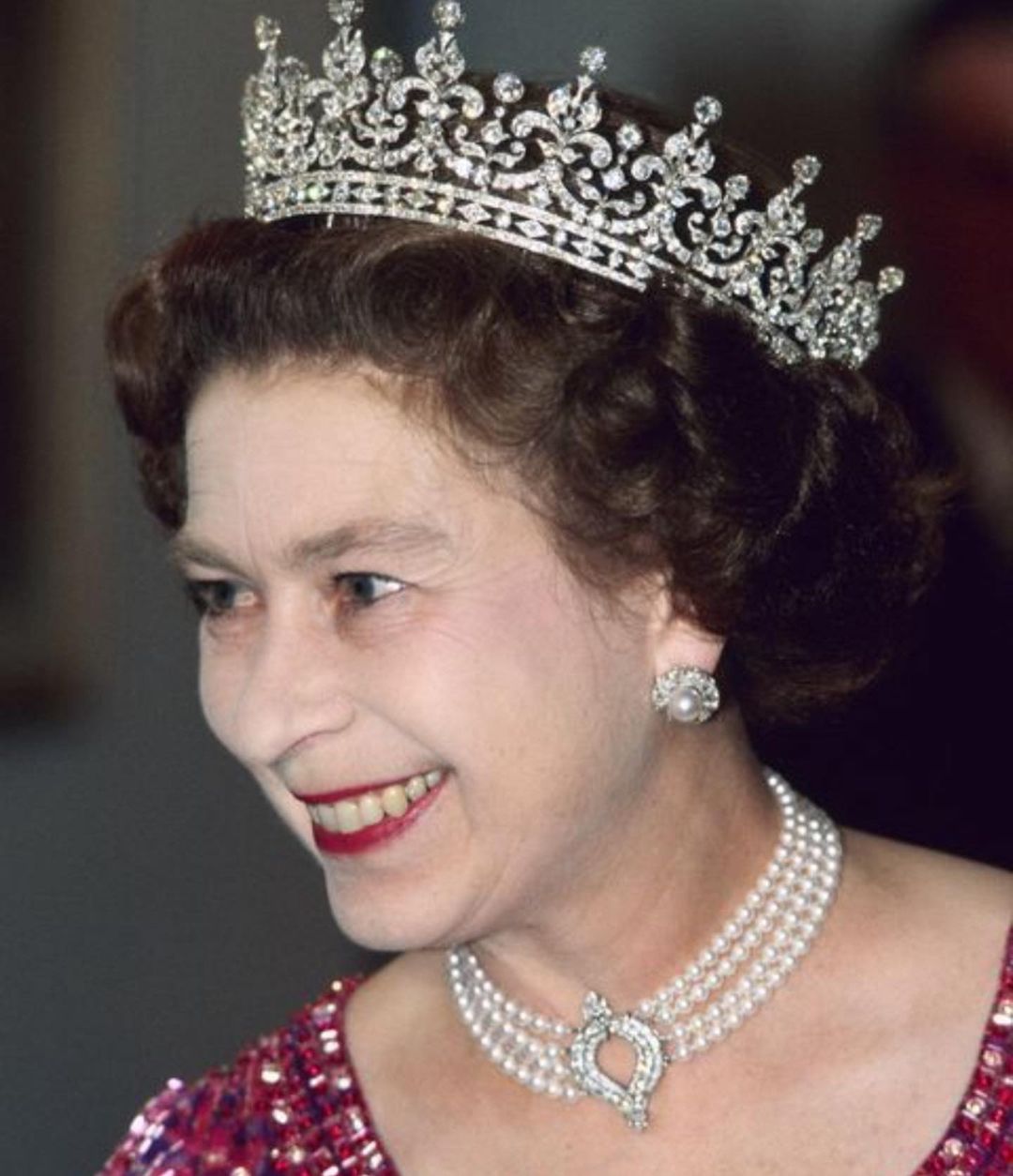 عقد اللؤلؤ ذو الأربع صفوف من أروع مجوهرات الملكة إليزابيث الثانية