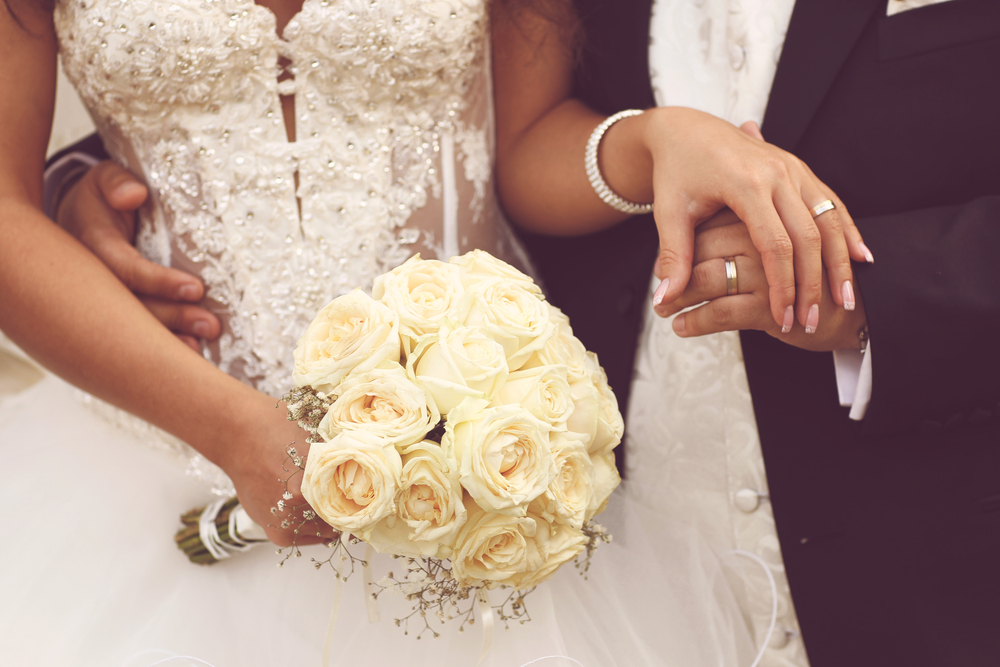 باقات الورود للعرائس بدرجات الألوان المحايدة مثل الكريمي، خيار كلاسيكي مثالي للعرائس