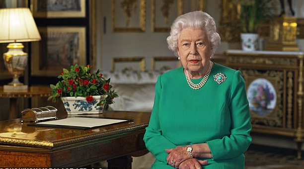 الملكة إليزابيث الثانية ملكة بريطانيا ببروش الفيروز أثناء تفشي الكورونا