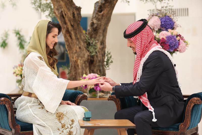 الأمير الحسين بن عبد الله الثاني يضع خاتم الخطوبة الماسي في يد خطيبته