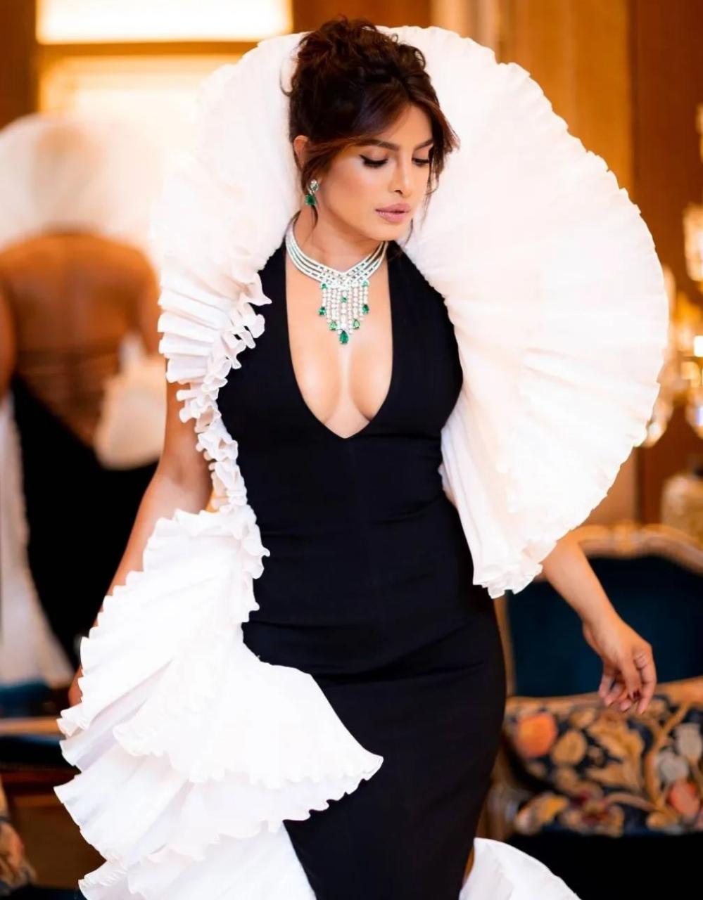 Priyanka Chopra بثوب Contrast Dove Gown خلال حفل إطلاق عدن حديقة العجائب لدار بولغري