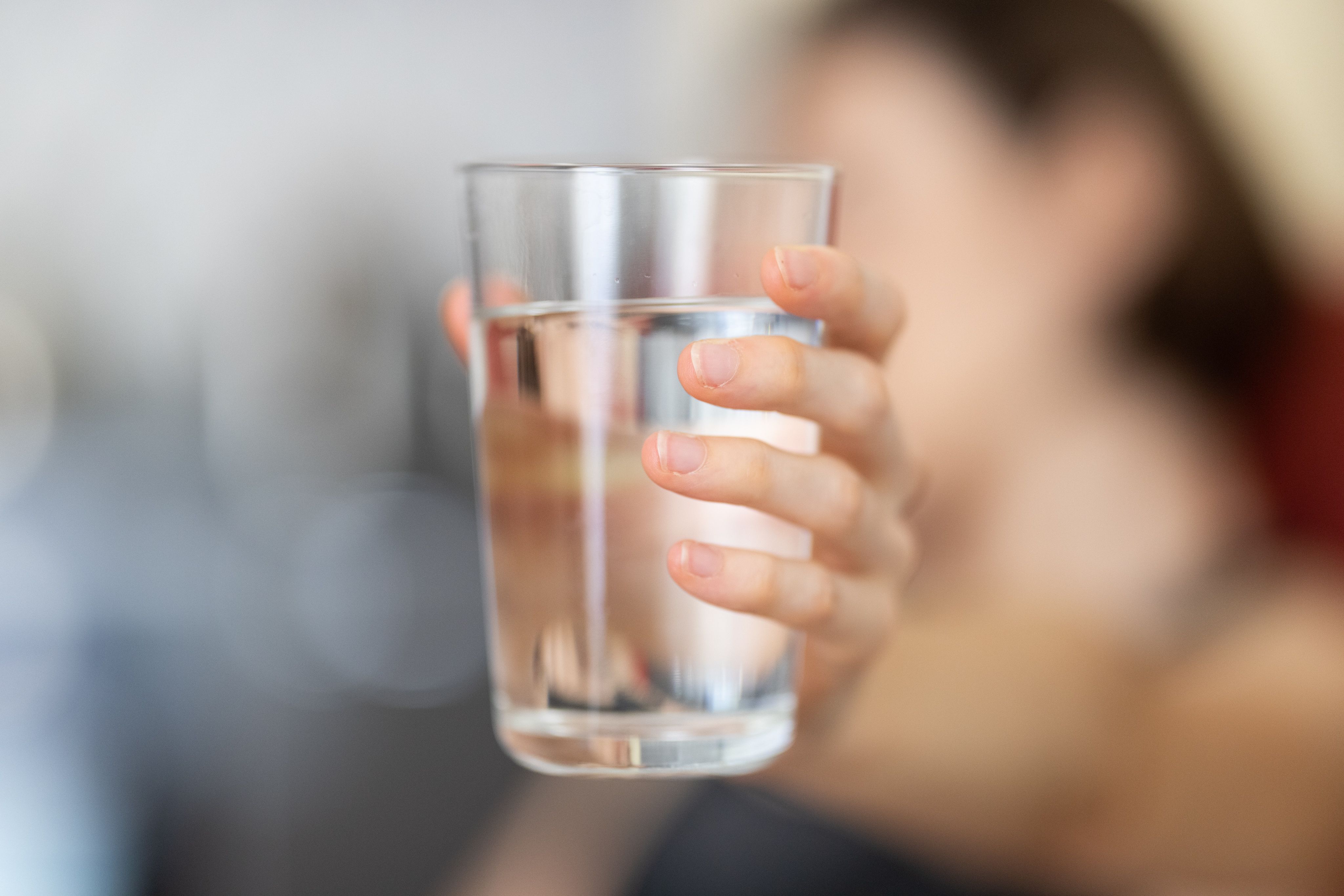 شرب الماء والسوائل يحسن الهضم ويخفف اعراض التهاب المعدة