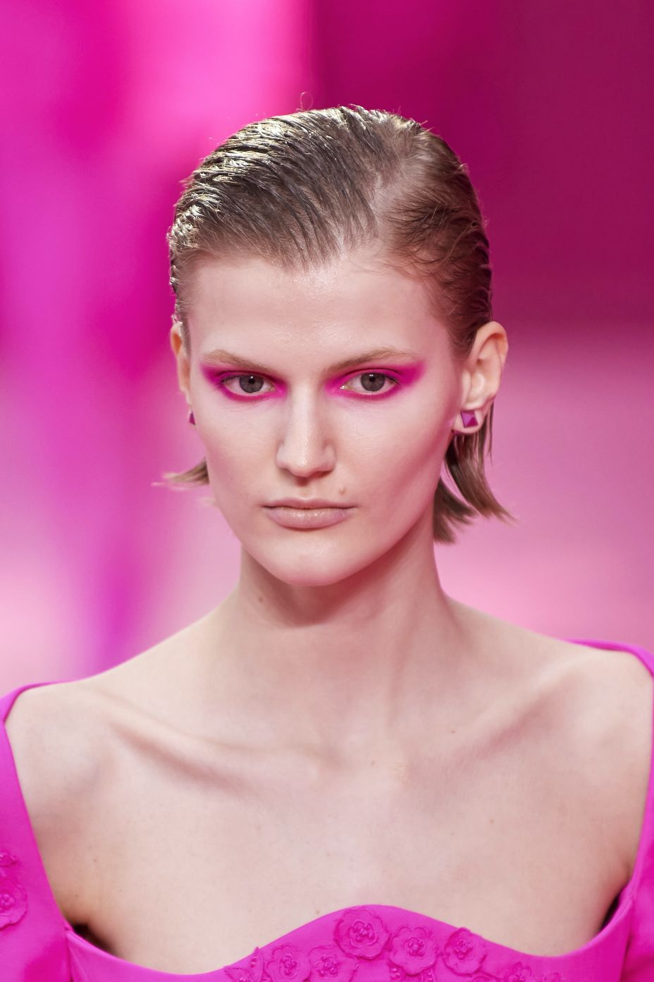 مكياج عيون سموكي باللون الوردي القوي من دار Valentino