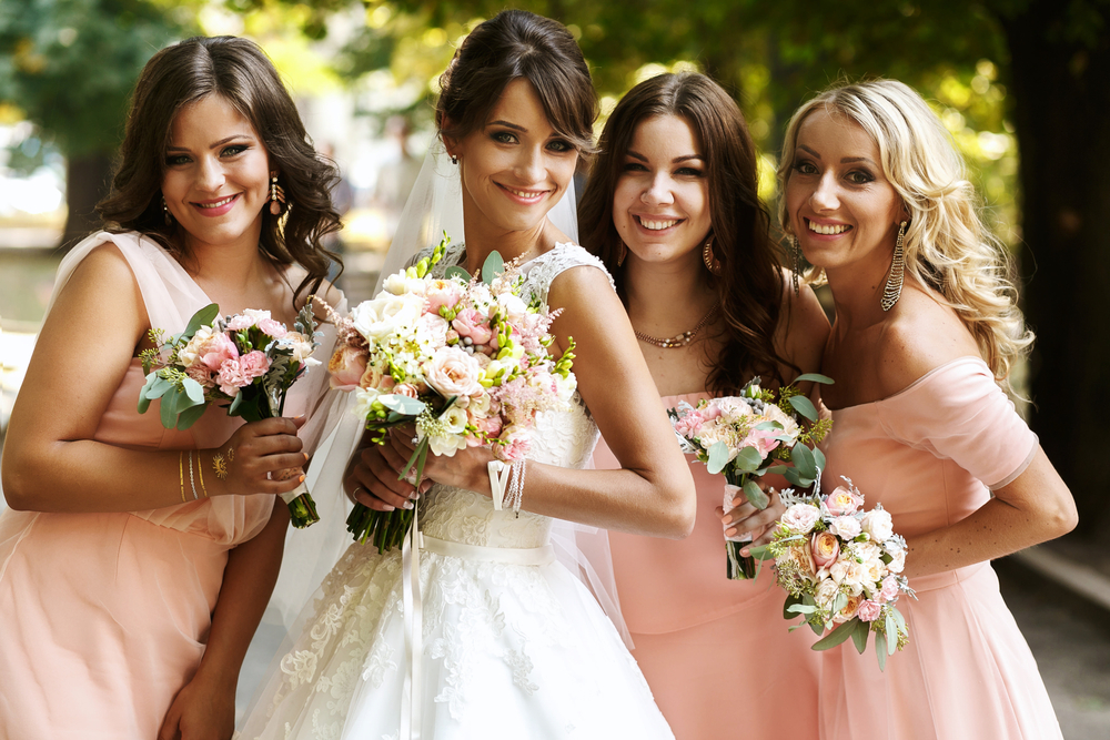 تجنبي اختيار اعداد وصيفات الشرف في حفل زفافك