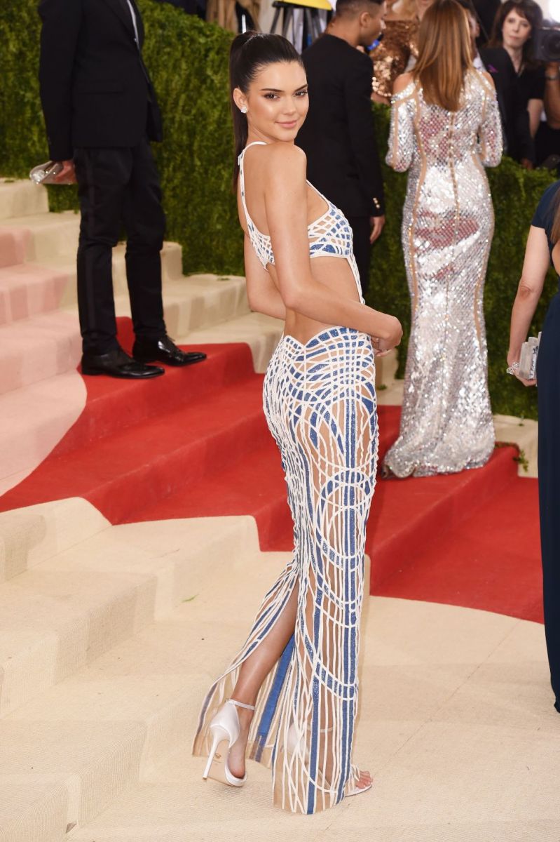 كندل جنر Kendall Jenner تألقت بفستان من فيرساتشي Versace 