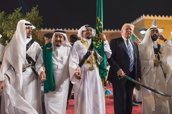 ترامب يؤدي العرضة السعودية 