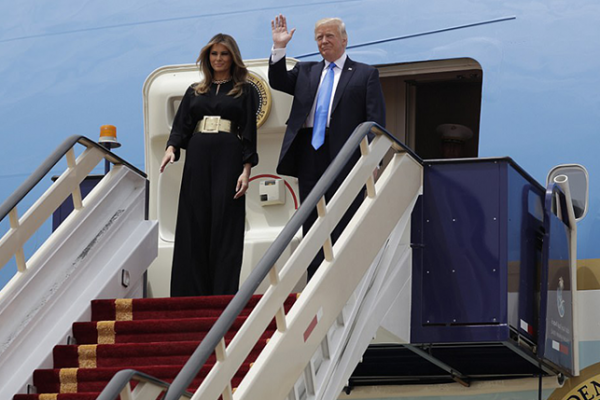 الرئيس الأمريكي وقرينته لحظة وصولهم إلى الرياض