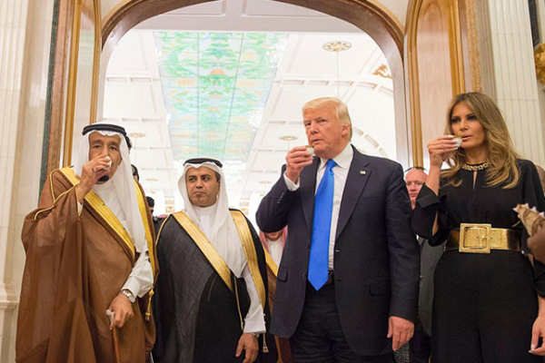 ترامب وميلانيا يشربون القهوة العربية في ضيافة خادم الحرمين الشريفين 