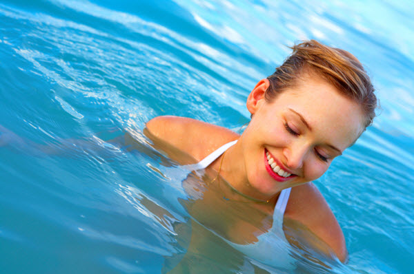 لتكن السباحة فرصتك للاستمتاع و المحافظة على رشاقتك خلال الصيف
