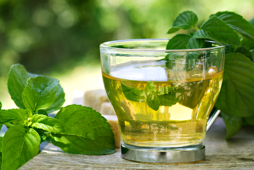 يساعد شاي النعناع في حماية البشرة و الجسم من اضرار التقدم بالسن و الشيخوخة