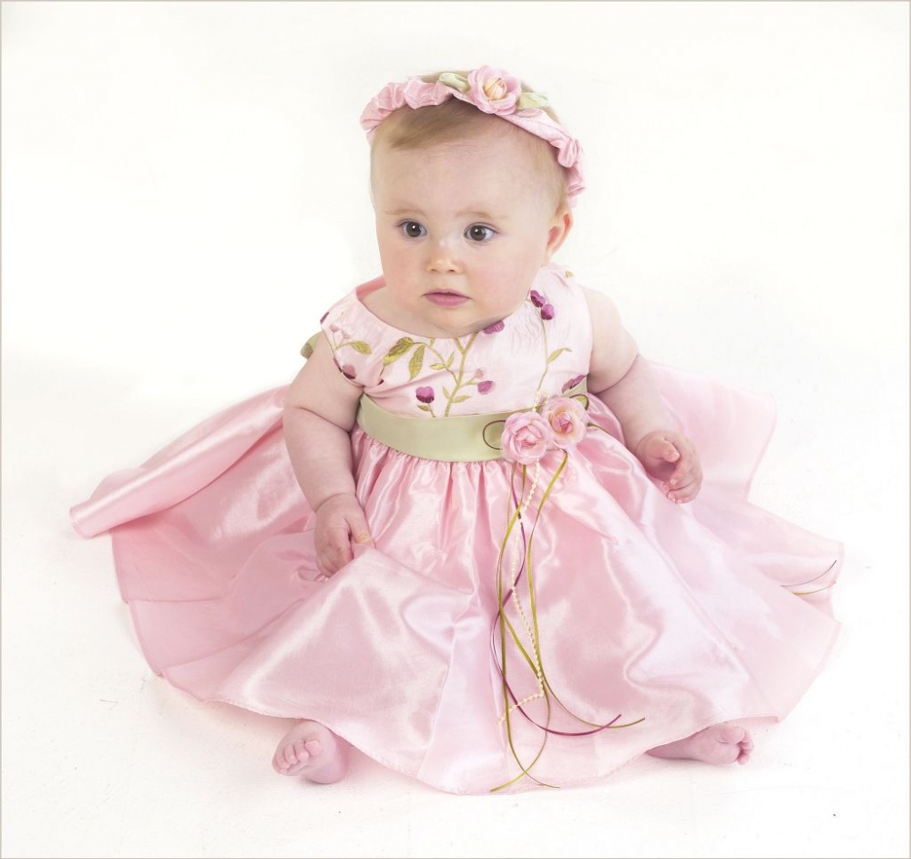 Платье для девочки 6 месяцев. Платье для годовалой девочки. Малышка в платье. Нарядные платья для малышей до года.